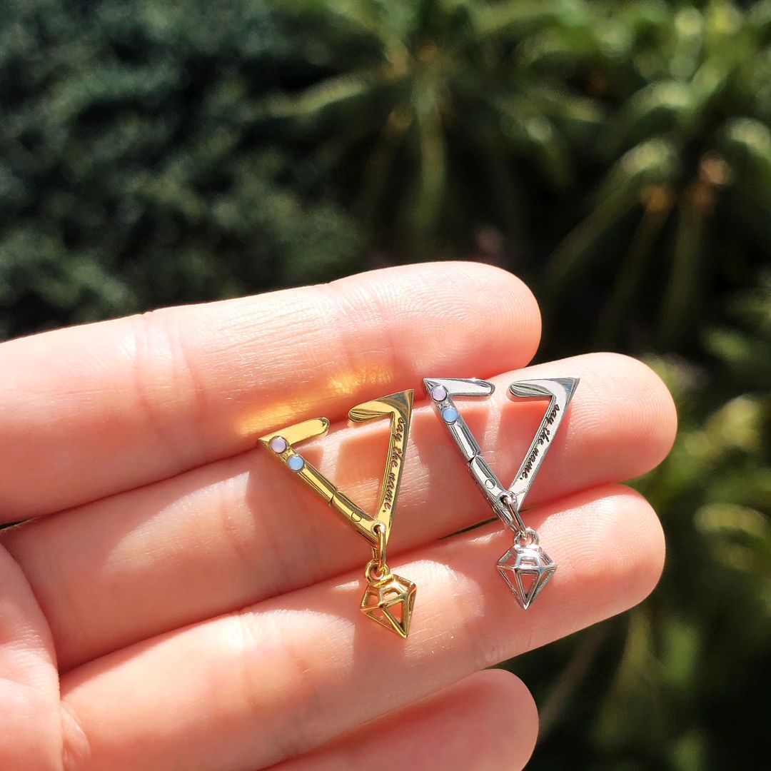 Seventeen CARAT earcuffS